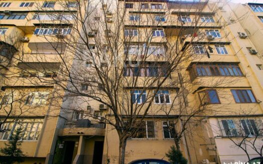 5-Room Old Apartment for Sale in Baku