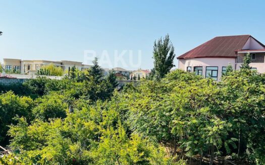 8 Room House / Villa for Sale in Baku