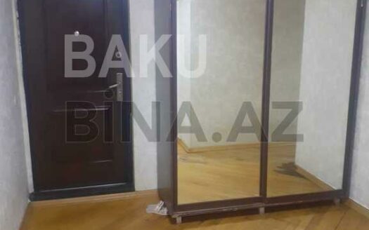 3 Room Old Apartment for Sale in Baku