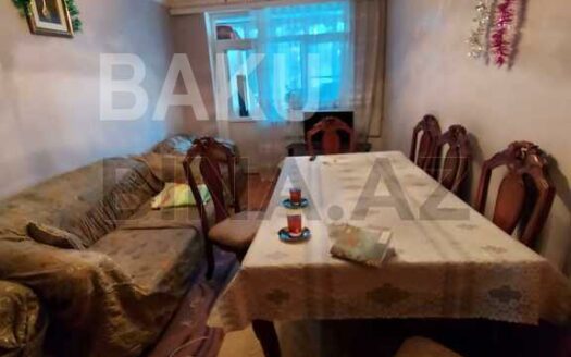 4 Room Old Apartment for Sale in Baku