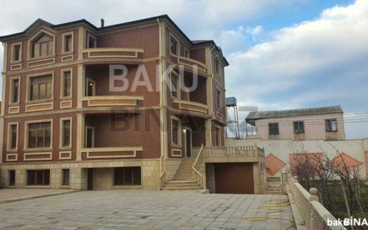 8 Room House / Villa for Sale in Baku