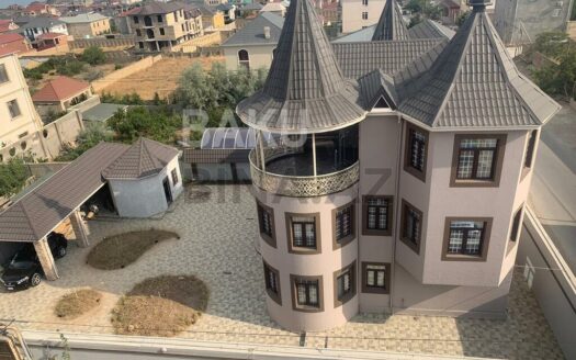 8 Room House / Villa for Sale in Baku