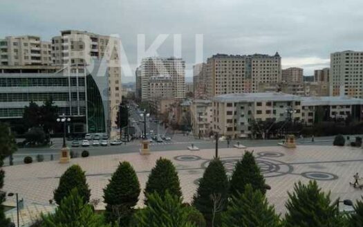 4 Room Old Apartment for Sale in Baku