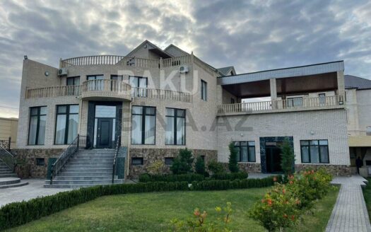 8 Room House / Villa for Sale in Baku