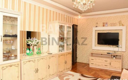 5-Room Old Apartment for Sale in Baku