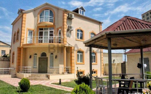 8 Room House / Villa for Sale in Baku