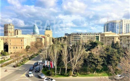 4 Room Old Apartment for Sale in Baku