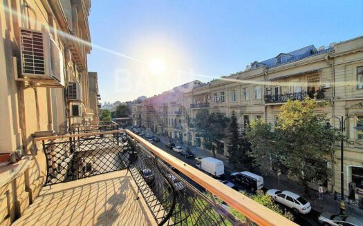 7-Room Old Apartment for Sale in Baku