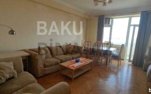 3 Room Old Apartment for Sale in Baku