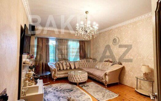 4 Room Old Apartment for Sale in Baku