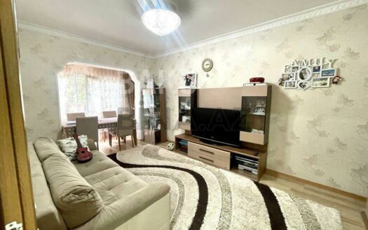 3 Room Old Apartment for Sale in Baku