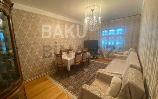 4 Room Old Apartment for Sale in Baku