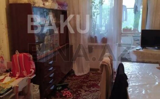 4 Room Old Apartment for Sale in Baku