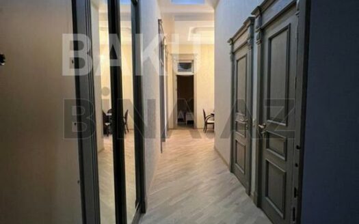 4 Room Old Apartment for Sale in Baku