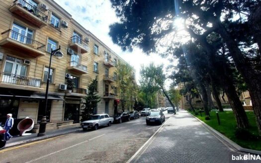 4 Room Old Apartment for Sale in Baku