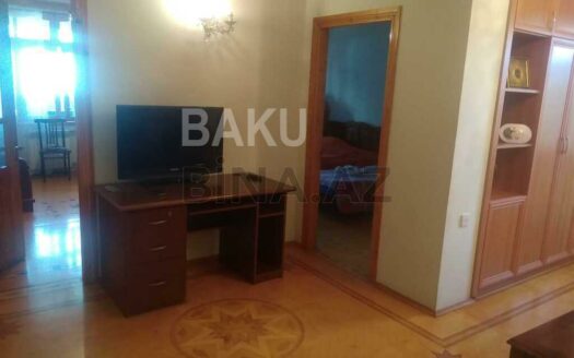 5-Room Old Apartment for Sale in Baku